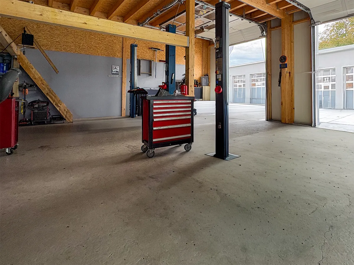 Innenraum der Kings Garage-Werkstatt