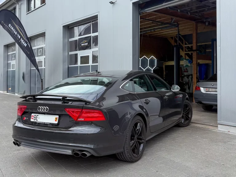 Kontakt Auto fährt in die Garage von Kings