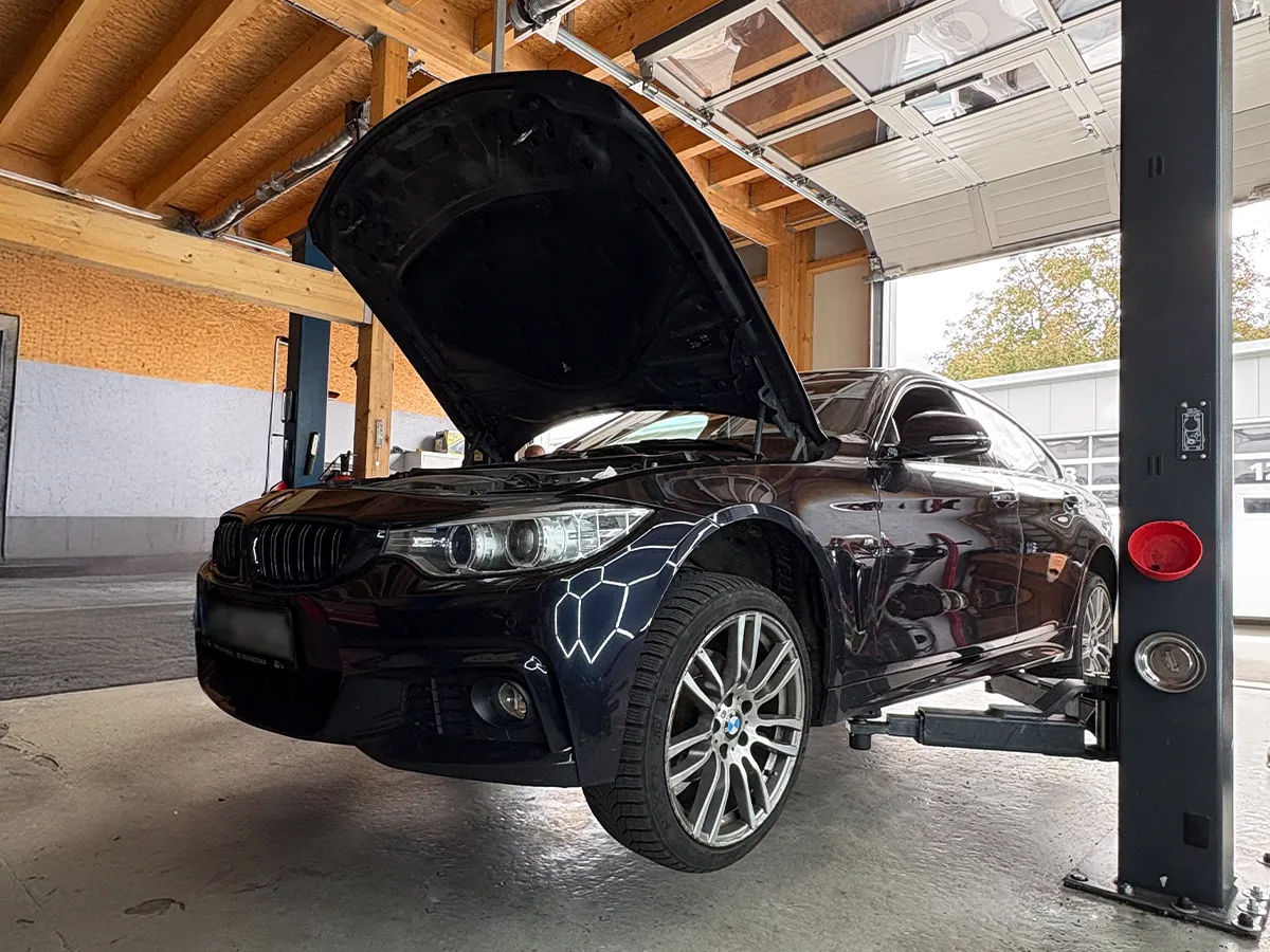 Auto mit geöffneter Motorhaube